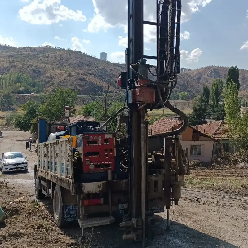 Ankara Mamak'ta kentsel dönüşüm alanında kamyona monte sondaj makinesi
