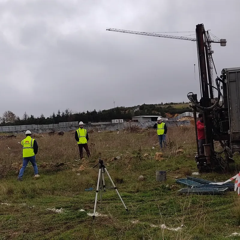Başakşehir'de vinç ve sondaj makinesiyle çalışan saha ekibi