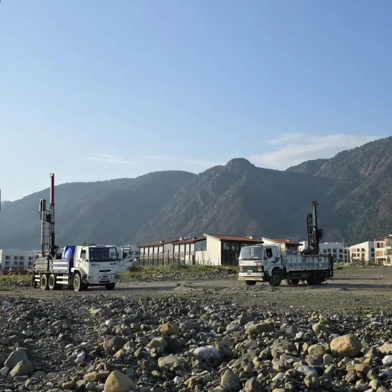 Dağların önündeki geniş sahada iki kamyona monte sondaj makinesi ile eş zamanlı çalışma
