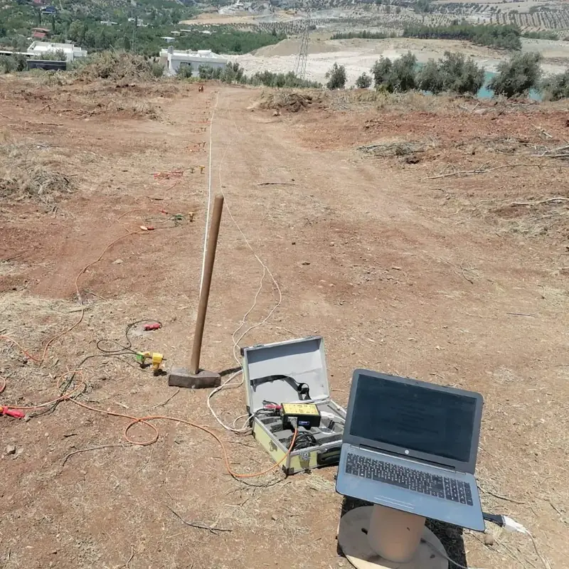 Arazide serilmiş sismik hat, balyoz ve kayıt bilgisayarı ile sismik ölçüm