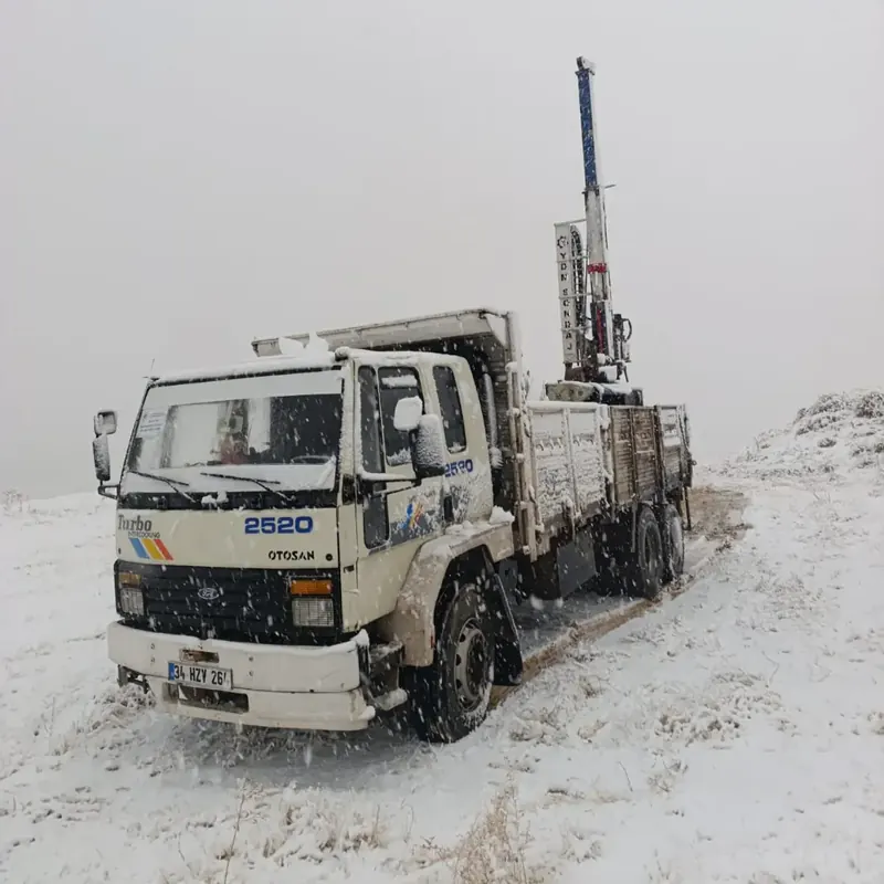 Kar yağışı altında kamyona monte sondaj makinesi ile saha çalışması